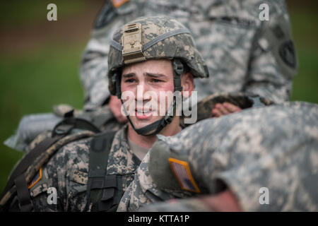 Maine Army National Guard Soldat Sergent Jared Smith laisse tomber sa couronne immédiatement après avoir terminé une temporisation, douze heures ruck mars au cours de la région une meilleure concurrence Warrior le 26 avril 2017. Quatorze soldats sont en compétition dans l'événement de trois jours, du 25 au 27 avril 2017, qui dispose d'événements temporels, y compris des simulations de combat en zone urbaine, un 12-mile ruck mars, la navigation terrestre, et le test de condition physique de l'armée. Les deux gagnants se verront passer à la concurrence dans l'Army National Guard 2017 Concours Meilleur Guerrier d'être nommé l'Armée Garde côtière canadienne meilleur-de-la-meilleure et gagner le titre du soldat et Noncomm Banque D'Images