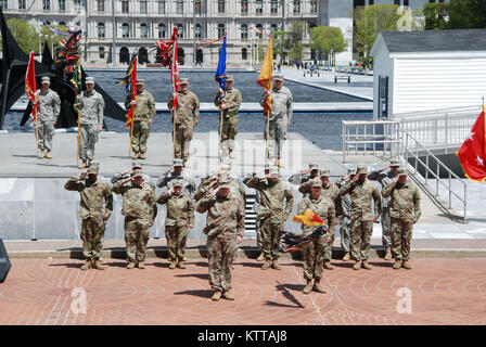 Des soldats de la Garde Nationale de New York's 42e Division d'infanterie, procéder à une cérémonie de passation de commandement de la division à l'Empire State Plaza à Albany le 6 mai 2017. Le brig. Le général Steven Ferrari a pris le commandement de la division de l'administration centrale, le général Harry Miller devant les couleurs et les soldats de la 42e Division, brigades associés. Photo de la Garde nationale de l'Armée américaine par le Colonel Richard Goldenberg. Banque D'Images