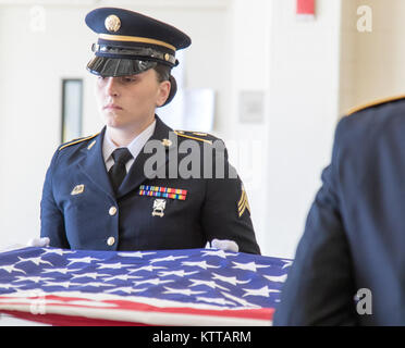 Le sergent de l'armée. Stephanie Imenndorf, un spécialiste des services alimentaires dans le New Jersey, la Garde Nationale détient le drapeau américain enseigné sur un coffret de formation pendant les 80 heures, Former les formateurs Cours spécialisé Funérailles militaires au Camp Smith Site de formation le 11 mai 2017. Douze soldats de la Garde nationale d'armée de la région du nord-est ont été choisis pour participer à la formation de deux semaines de mai 1-12, 2017, qui vise à "former le formateur" pour les membres de la garde d'honneur la possibilité de revenir en tant que niveau de l'Etat de formation des instructeurs. La formation prépare chaque soldat d'exécuter les six positions différentes dans un milita Banque D'Images