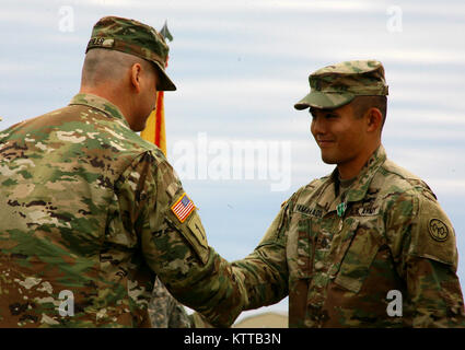 FORT DRUM - Le s.. Masami Yamakado, fantassin et attribué à 1er Bataillon, 69e Régiment d'infanterie, 27ème Infantry Brigade Combat Team, est présenté avec l'Army Commendation Medal par le colonel Joseph Biehler, le 27e commandant IBCT ici le 21 mai. Peters a reçu le prix en reconnaissance de sa participation à la 26e Championnat Winston P. Wilson Sniper à Ft. Centre canadien d'entraînement conjoint Chaffee, arche s'est tenu le mois dernier. (U.S. La Garde nationale de l'armée photo par le Sgt. Alexander Recteur) Banque D'Images