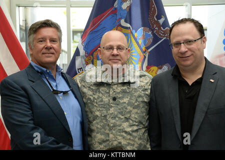 Soldat de la Garde nationale de l'armée américaine, le Lieutenant-colonel (retraité) Robert Giordano se distingue avec ses amis, David Fowler (à gauche), de Saratoga Springs, N.Y. et David Brown (à droite), à partir d'Albany N.Y., en quartier général, Latham, NY, le 10 juin 2017. Giordano avait pris sa retraite à seulement 34 ans de service à la Garde nationale. (U.S. La Garde nationale de l'armée photo de la FPC. Andrew Valenza) Banque D'Images