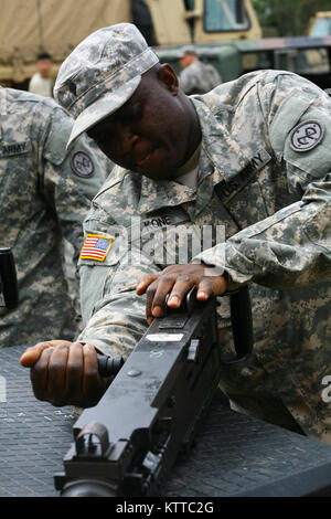 - SHOALWATER BAY, au SPC. Yacouba Kone, un soldat affecté à Fox Company, 427e Bataillon de soutien de la Brigade d'infanterie, 27ème Brigade Combat Team, remplit une fonction vérifier sur un M2 mitrailleuse de calibre .50 tout en se préparant à exercer Talisman Saber. Au cours de l'exercice 27ème IBCT les soldats devront parfaire leurs techniques de combat aux côtés du personnel de l'Australie et de la Nouvelle-Zélande. (U.S. La Garde nationale de l'armée photo par le Sgt. Alexander Recteur) Banque D'Images