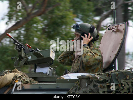 Baie de SHOALWATER, Queensland, Australie - Un soldat de l'armée australienne mans une F89M1 au sommet d'un mitrailleuse Minimi Austalian mobilité protégée véhicule lors d'une patrouille dans le cadre de l'exercice Talisman Saber, le 15 juillet. Au cours de l'exercice, une série de jeux de guerre, les soldats de l'armée australienne se battit aux côtés de la Nouvelle-Zélande et des États-Unis. (U.S. La Garde nationale de l'armée photo par le Sgt. Alexander Recteur) Banque D'Images