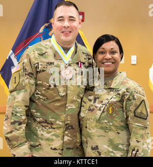 Le sergent de l'armée américaine. Le Major Eric R. Hunt, le sergent-major de rétention pour le recrutement et le maintien en poste à New York, du bataillon de la Garde nationale de l'armée, pose pour une photo avec la commande le Sgt. Le Robinson-Haddo Althea, le recrutement et le maintien en poste de sergent-major de commandement du bataillon, immédiatement après sa retraite cérémonie au Centre de Réserve des Forces armées, New Windsor, N.Y., 28 juillet 2017. Le Sgt. Le major Hunt a pris sa retraite après 23 années de service distingué pour son pays. (Photo de U.S. Army National Guard Le s.. Michael Davis) Banque D'Images