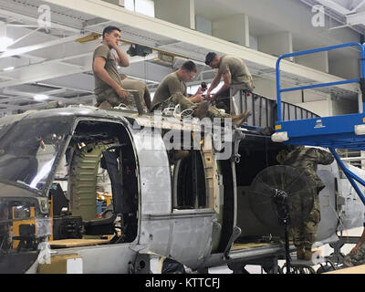 Des soldats de la Garde Nationale de New York, la Compagnie Bravo, 642 bataillon de soutien de l'Aviation aviation intermédiaire conduite réparations sur des hélicoptères UH-60 Blackhawk au Texas Army National Guard's 1109th Aviation Maintenance Soutien Théâtre (Groupe) TASMG à Groton, Connecticut le 31 juillet 2017 au cours de l'unité de formation annuel. 36 soldats ont fourni quelques 789 heures au cours de l'entretien annuel de formation, fournissant l'entretien des aéronefs spécialisés travaillent dans les domaines de la tôlerie, de l'avionique, les moteurs, hydraulique et de réparations. Le TASMG prend en charge environ 500 et de l'armée armée Nationa Banque D'Images