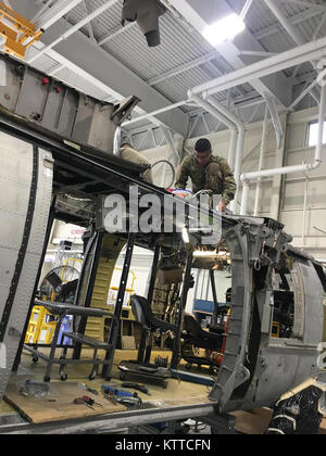 Des soldats de la Garde Nationale de New York, la Compagnie Bravo, 642 bataillon de soutien de l'Aviation aviation intermédiaire conduite réparations sur des hélicoptères UH-60 Blackhawk au Texas Army National Guard's 1109th Aviation Maintenance Soutien Théâtre (Groupe) TASMG à Groton, Connecticut le 31 juillet 2017 au cours de l'unité de formation annuel. 36 soldats ont fourni quelques 789 heures au cours de l'entretien annuel de formation, fournissant l'entretien des aéronefs spécialisés travaillent dans les domaines de la tôlerie, de l'avionique, les moteurs, hydraulique et de réparations. Le TASMG prend en charge environ 500 et de l'armée armée Nationa Banque D'Images