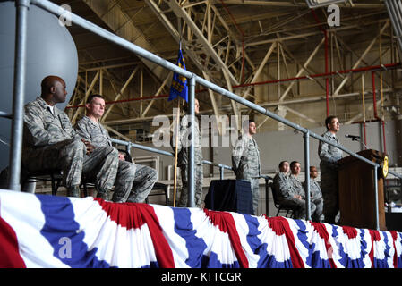 Le colonel Howard Wagner, commandant de la 105e Escadre de transport aérien, prend la parole lors du 105e Groupe de soutien de mission cérémonie de passation de commandement à la base de la Garde nationale aérienne Stewart, Newburgh, New York le 5 août 2017. Le colonel Marlon Crook a pris le commandement du colonel Thomas Forrester. (U.S. Photo de l'Armée de l'air par la Haute Airman Terrence Clyburn) Banque D'Images