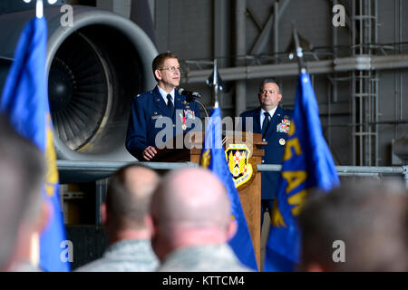 Le colonel Howard Wagner, le commandant sortant de la 105e Escadre de transport aérien, prend la parole lors d'une cérémonie de passation de commandement à la base de la Garde nationale aérienne Stewart, Newburgh, New York, 6 août 2017. Wagner a quitté le commandement au Colonel Denise Donnell, première femme commandant de l'aile. (U.S. Photo de l'Armée de l'air par le sergent. Julio A. Olivencia Jr.) Banque D'Images