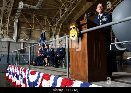 Le colonel Howard Wagner, le commandant sortant de la 105e Escadre de transport aérien, prend la parole lors d'une cérémonie de passation de commandement à la base de la Garde nationale aérienne Stewart, Newburgh, New York, 6 août 2017. Wagner a quitté le commandement au Colonel Denise Donnell, première femme commandant de l'aile. (U.S. Photo de l'Armée de l'air par la Haute Airman Terrence Clyburn) Banque D'Images
