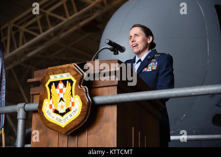 Le colonel Denise Donnell, le nouveau commandant de la 105e Escadre de transport aérien, prend la parole lors d'une cérémonie de passation de commandement à la base de la Garde nationale aérienne Stewart, Newburgh, New York, 6 août 2017. Donnell réussit le Colonel Howard Wagner en tant que commandant de l'aile. (U.S. Photo de l'Armée de l'air par la Haute Airman Terrence Clyburn) Banque D'Images