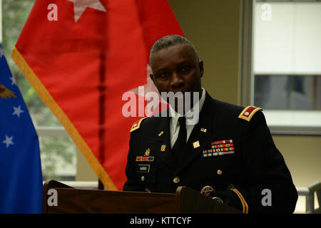 N.Y. Soldat de garde nationale d'armée, le Lieutenant-colonel Daniel Harris, commandant de la région de New York, parle à la lutte antidrogue au cours d'une cérémonie de la retraite à Latham, NY, 11 août 2017. Le Sgt. Le Major Roland wells a pris sa retraite ce jour après avoir servi pendant 28 ans dans la Garde Nationale de New York. (U.S. La Garde nationale de l'armée photo de la FPC. Andrew Valenza) Banque D'Images