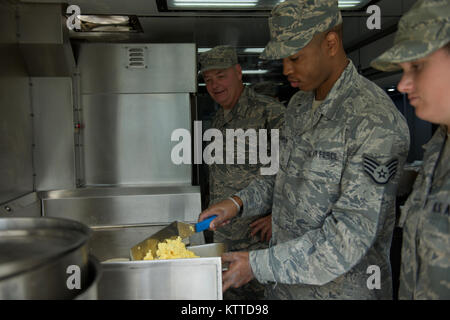 Les services de restauration du centre de l'administration participe à la formation de l'état de préparation de secours en cas de catastrophe, tout en utilisant une remorque cuisine mobile, le 14 août 2017 à Hancock Field Air National Guard Base à Syracuse, New York. L'actif emprunté a fourni des services de formation au vol, la préparation des aliments, et de reconditionner le matériel. Aviateurs ont été en mesure de démontrer l'utilisation efficace de l'équipement en servant le petit déjeuner et le déjeuner à ses membres et de l'escadre pour du vrai monde de la préparation aux catastrophes. (U.S. Air National Guard photo par le Sgt. Lillique Ford) Banque D'Images
