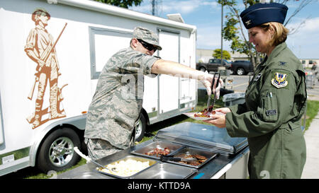 Les services de restauration du centre de l'administration participe à la formation de l'état de préparation de secours en cas de catastrophe, tout en utilisant une remorque cuisine mobile, le 14 août 2017 à Hancock Field Air National Guard Base à Syracuse, New York. L'actif emprunté a fourni des services de formation au vol, la préparation des aliments, et de reconditionner le matériel. Aviateurs ont été en mesure de démontrer l'utilisation efficace de l'équipement en servant le petit déjeuner et le déjeuner à ses membres et de l'escadre pour du vrai monde de la préparation aux catastrophes. (U.S. Air National Guard photo par le Sgt. Lillique Ford) Banque D'Images
