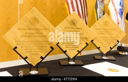 L'École des aspirants-Class 62, la Garde Nationale de New York, a obtenu son diplôme au cours d'une cérémonie au camp Smith Site de formation, Cortlandt Manor, NEW YORK, le 19 août 2017. (U.S. Photo de la Garde nationale par le sergent. Michael Davis) Banque D'Images