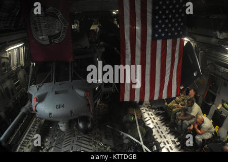 Les membres de la New York Air National Guard's 105e escadre aérienne et 106e Escadre de sauvetage s'asseoir sous le drapeau des États-Unis et drapeau pararescuemen lors d'un C-17 Globemaster III vol à partir de la 106e à Westhampton Beach, NY à Fort Hood, au Texas de l'armée, le 26 août 2017. Sur les pararescuemen drapeau est leur devise "que d'autres puissent vivre." (U.S. Photo de la Garde nationale aérienne d'un membre de la 1re classe Daniel H. Farrell) Banque D'Images