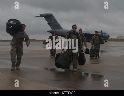 Aviateurs de la New York Air National Guard 106e Escadre de sauvetage décharger leurs sacs d'un C-17 Globemaster III de l'armée à Fort Hood, au Texas, le 26 août 2017. Les membres du 106e activé dans un délai de 24 heures à l'aide d'urgence et à l'appui de Washington à la suite des effets de l'ouragan Harvey. (U.S. Photo de la Garde nationale aérienne d'un membre de la 1re classe Daniel H. Farrell) Banque D'Images