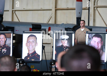 Le Sgt. Le major Randall Anderson, le sergent-major affectés à l'Escadron de transport de ravitaillement aérien maritime 452, les appels du rouleau lors d'un service commémoratif à Stewart Air National Guard Base, Newburgh, New York, le 27 août, 2017. Neuf marines affectés à VMGR-452 ont été parmi les 16 tués à la suite d'un KC-130T Super Hercules survenu en juillet. (U.S. Photo de l'Armée de l'air par le sergent. Julio A. Olivencia Jr.) Banque D'Images