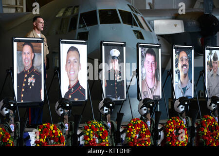 Le Sgt. Le major Randall Anderson, le sergent-major affectés à l'Escadron de transport de ravitaillement aérien maritime 452, les appels du rouleau lors d'un service commémoratif à Stewart Air National Guard Base, Newburgh, New York, le 27 août, 2017. Neuf marines affectés à VMGR-452 ont été parmi les 16 tués à la suite d'un KC-130T Super Hercules survenu en juillet. (U.S. Photo de l'Armée de l'air par le sergent. Julio A. Olivencia Jr.) Banque D'Images