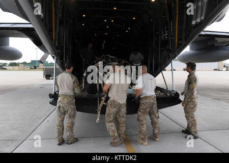 106e Escadre de sauvetage, les membres affectés à la Garde nationale aérienne de New York, sécuriser les approvisionnements additionnels à l'HC-130 Hercules 29 Août, 2017. L'équipement et du personnel supplémentaire était nécessaire pour aider les efforts de secours (U.S. Air National Guard Photo par le Sgt. Chéran A. Cambridge) Banque D'Images