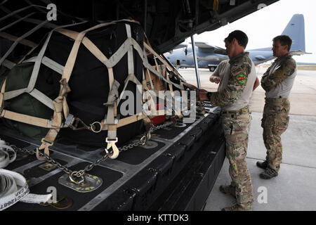 Les membres du 103e Escadron de sauvetage, une partie de la 106e Escadre de sauvetage assigné à la Garde nationale aérienne de New York, sécuriser les approvisionnements additionnels à l'HC-130 Hercules 29 Août, 2017. C'est la deuxième HC-130, ainsi que de plus de l'équipement et du personnel qui est d'être envoyé à l'appui de l'ouragan Harvey le sauvetage et les secours dans le Texas. (U.S. Air National Guard Photo par le Sgt. Chéran A. Cambridge) Banque D'Images