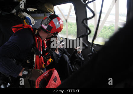 Air force Tech. Le Sgt. La Jordanie St Clair, un pararescueman avec le 103e Escadron de sauvetage Sauvetage de la 106e escadre affectée à la Garde nationale aérienne de New York, s'occupe d'un survivant de l'ouragan Harvey sur Beaumont, au Texas, le 30 août, 2017. Les membres du 106e a repéré les pieds de l'homme accroché à l'extérieur d'un concierge de la fenêtre, et a pu faire la paire en toute sécurité à un hôpital local. (U.S. Photo de la Garde nationale aérienne d'un membre de la 1re classe Daniel H. Farrell) Banque D'Images