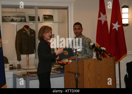 SMITH CAMP SITE DE FORMATION, Cortlandt Manor, N.Y. -- New York Army National Guard PFC. Paul Crespo de la 369e Brigade de soutien reçoit une lettre de félicitations de la Sénatrice de New York Hayworth Nan's 19ème arrondissement ici le 21 avril, pour la dédicace de la nouvelle ouverture du Camp de préparation à Smith Center. Crespo a représenté le plus jeune soldat présent à la cérémonie et l'avenir des générations de soldats qui utilisera le centre de préparation, accueil à quelque 350 troupes de la Garde nationale. Photo prise par le Lieutenant-colonel Richard Goldenberg, 42e Division d'infanterie. Banque D'Images