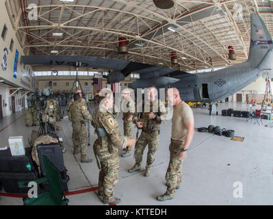 Membres de l'équipage du 101e et 103e escadrons de sauvetage pour préparer leurs vols. Aviateurs de la New York Air National Guard's 106th Rescue Wing voler plus de Saint-Thomas et Saint-John dans un HH-60 Pave Hawk helicopter le 10 septembre, 2017. Ils cherchent des personnes qui ont besoin d'une aide indispensable à la suite de l'ouragan l'Irma. Banque D'Images