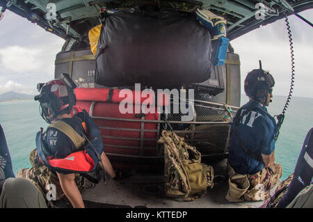 Pararescuemen donnent à la vue de dessus de l'eau sur le chemin de Saint Thomas. Aviateurs de la New York Air National Guard's 106th Rescue Wing voler plus de Saint-Thomas et Saint-John dans un HH-60 Pave Hawk helicopter le 10 septembre, 2017. Ils cherchent des personnes qui ont besoin d'une aide indispensable à la suite de l'ouragan l'Irma. Banque D'Images