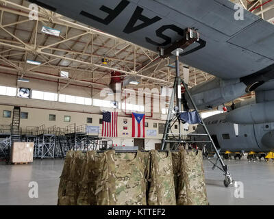 Aviateurs de la New York Air National Guard's 106th Rescue Wing voler plus de Saint-Thomas et Saint-John dans un HH-60 Pave Hawk helicopter le 10 septembre, 2017. Ils cherchent des personnes qui ont besoin d'une aide indispensable à la suite de l'ouragan l'Irma. Banque D'Images