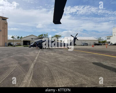 Membres de l'équipage du 101e et 103e escadrons de sauvetage pour préparer leurs vols. Aviateurs de la New York Air National Guard's 106th Rescue Wing voler plus de Saint-Thomas et Saint-John dans un HH-60 Pave Hawk helicopter le 10 septembre, 2017. Ils cherchent des personnes qui ont besoin d'une aide indispensable à la suite de l'ouragan l'Irma. Banque D'Images