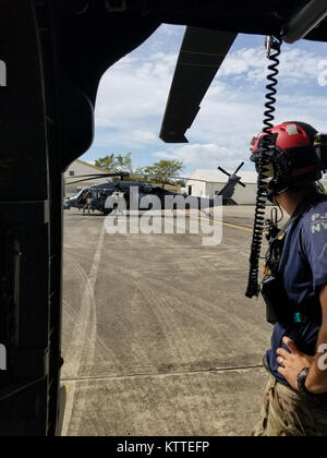 Membres de l'équipage du 101e et 103e escadrons de sauvetage pour préparer leurs vols. Aviateurs de la New York Air National Guard's 106th Rescue Wing voler plus de Saint-Thomas et Saint-John dans un HH-60 Pave Hawk helicopter le 10 septembre, 2017. Ils cherchent des personnes qui ont besoin d'une aide indispensable à la suite de l'ouragan l'Irma. Banque D'Images