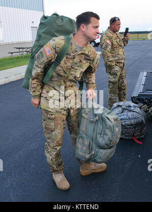 Ronkonkoma, NY - New York les équipages de la Garde nationale de l'Armée de la Compagnie B, 3e bataillon du 142e Régiment d'aviation, préparez-vous au décollage et de déploiement, de l'aéroport Long Island MacArthur Islip, New York à la Floride à l'appui de la Garde côtière canadienne face au cyclone Irma 11 Septembre, 2017. Dix hélicoptères UH-60 Blackhawk et 55 membres d'équipage et techniciens déployés à partir de trois installations de vol à travers l'État pour soutenir la Garde nationale de Floride. Photo de la Garde nationale des États-Unis par Capt Mark Getman, New York garde. Banque D'Images