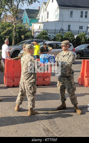 La CPS de l'armée. Kevin Dulinawka, centre, facilite la réussite fait don de cas de l'eau à une Garde Nationale de New York point de collecte de dons à l'Ohio Street Armory à Buffalo, N.Y., Dulinawka avec d'autres soldats du 27e Bataillon des troupes spéciales de la Brigade, a aidé à recueillir des dons pour Porto Rico et les Îles Vierges américaines dans le cadre de l'appui de New York pour les efforts de rétablissement après les ouragans Irma et Maria. La Garde Nationale de New York compte plus de 700 soldats et aviateurs, soutenir les efforts de rétablissement, à partir de l'avant des avions et des membres du personnel déployés pour soutenir 14 nouveaux centres de don Yo Banque D'Images