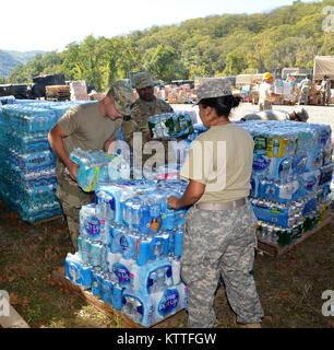 Cortlandt Manor , New York NY- Les soldats de la Garde nationale de l'Armée à partir de la 53e commandement de troupes de maintien en puissance, 369e Brigade, 719th Transportation Company basé à Camp Smith Site Formation soutenir les efforts de rétablissement après les ouragans Irma et Maria. Plus de 30 soldats de la garde de New York sont d'aider le personnel de logistique de la Garde nationale dans la consolidation des dons de fournitures de secours au Camp Smith afin de les préparer pour l'expédition à Puerto Rico. Le premier envoi de matériel de secours géré par la Garde nationale, avec l'appui de la Garde côtière de New York, départ le 2 octobre. À la direction de Banque D'Images