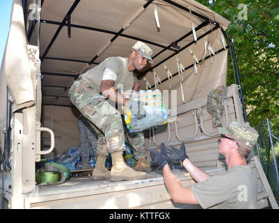 Cortlandt Manor , New York NY- Les soldats de la Garde nationale de l'Armée à partir de la 53e commandement de troupes de maintien en puissance, 369e Brigade, 719th Transportation Company basé à Camp Smith Site Formation soutenir les efforts de rétablissement après les ouragans Irma et Maria. Plus de 30 soldats de la garde de New York sont d'aider le personnel de logistique de la Garde nationale dans la consolidation des dons de fournitures de secours au Camp Smith afin de les préparer pour l'expédition à Puerto Rico. Le premier envoi de matériel de secours géré par la Garde nationale, avec l'appui de la Garde côtière de New York, départ le 2 octobre. À la direction de Banque D'Images