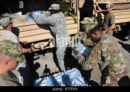 Cortlandt Manor , New York NY- Les soldats de la Garde nationale de l'Armée à partir de la 53e commandement de troupes de maintien en puissance, 369e Brigade, 719th Transportation Company basé à Camp Smith Site Formation soutenir les efforts de rétablissement après les ouragans Irma et Maria. Plus de 30 soldats de la garde de New York sont d'aider le personnel de logistique de la Garde nationale dans la consolidation des dons de fournitures de secours au Camp Smith afin de les préparer pour l'expédition à Puerto Rico. Le premier envoi de matériel de secours géré par la Garde nationale, avec l'appui de la Garde côtière de New York, départ le 2 octobre. À la direction de Banque D'Images