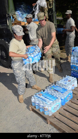 Cortlandt Manor , New York NY- Les soldats de la Garde nationale de l'Armée à partir de la 53e commandement de troupes de maintien en puissance, 369e Brigade, 719th Transportation Company basé à Camp Smith Site Formation soutenir les efforts de rétablissement après les ouragans Irma et Maria. Plus de 30 soldats de la garde de New York sont d'aider le personnel de logistique de la Garde nationale dans la consolidation des dons de fournitures de secours au Camp Smith afin de les préparer pour l'expédition à Puerto Rico. Le premier envoi de matériel de secours géré par la Garde nationale, avec l'appui de la Garde côtière de New York, départ le 2 octobre. À la direction de Banque D'Images