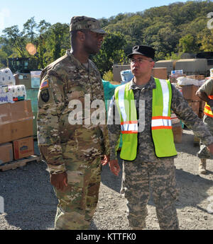 Cortlandt Manor , New York NY- Les soldats de la Garde nationale de l'Armée à partir de la 53e commandement de troupes de maintien en puissance, 369e Brigade, 719th Transportation Company basé à Camp Smith Site de formation pour soutenir les efforts de rétablissement après les ouragans Irma et Maria. Plus de 30 soldats de la garde de New York sont d'aider le personnel de logistique de la Garde nationale dans la consolidation des dons de fournitures de secours au Camp Smith afin de les préparer pour l'expédition à Puerto Rico. Le premier envoi de matériel de secours géré par la Garde nationale, avec l'appui de la Garde côtière de New York, départ le 2 octobre. À la direction Banque D'Images