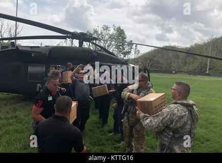 L'État de New York, des policiers et des soldats affectés à la Garde Nationale de New York 3e bataillon du 142e, matériel de l'aide à décharger l'Aviation Bayamon, Puerto Rico le 9 octobre 2017.Le bataillon déployé 60 soldats et 4 hélicoptères UH-60 à Puerto Rico pour aider à l'Ouragan Maria post- les opérations de secours. Banque D'Images