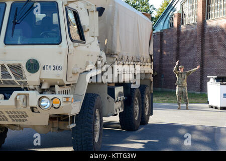 La Garde nationale de l'armée affectés à la 719th Société de transport, la Garde nationale de l'air affecté à la 105e Escadre de transport aérien, et des civils employés à Orange County et de l'Aéroport International de Stewart travaillent ensemble pour charger des palettes de fournitures pour Porto Rico sur des camions de secours au centre de l'unité Armory Newburgh Newburgh, New York. 12 octobre, 2017. Aliments non périssables et des fournitures qui ont été donnés à partir de tout l'état sont en cours de consolidation pour l'expédier à l'île. (U.S. Photo de l'Armée de l'air par le sergent. Julio A. Olivencia Jr.) Banque D'Images