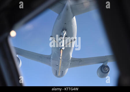 Un KC-135 Stratotanker à partir de la 171e Escadre de ravitaillement en vol se prépare à faire le plein d'un C-17 Globemaster à partir de la 105e Escadre de transport aérien en cours de vol, pour les conjoints des membres de l'Airlift Wing 105e à la base de la Garde nationale aérienne Stewart le 14 octobre 2017. (U.S. Garde nationale photo par le Sgt. Lee C. Guagenti) Banque D'Images