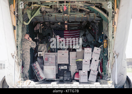 Le fret est chargé sur un WC-130 du 156e Airlift Wing, Muñiz Air National Guard Base, Puerto Rico, pour être livrés à Puerto Rico, Station de la Réserve aérienne de Niagara Falls, NY, le 19 octobre 2015. La cargaison se passe avec 125 membres de la 152e compagnie d'appui, la Garde Nationale de New York, pour travailler sur des choses telles que l'enlèvement des débris et restaurer les lignes de communication d'apporter de l'aide dans les secours d'ouragan. (Photo de la Garde nationale aérienne par le sergent. Ryan Campbell) Banque D'Images