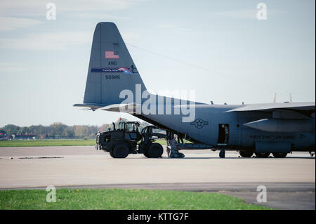 Le fret est chargé sur un WC-130 du 156e Airlift Wing, Muñiz Air National Guard Base, Puerto Rico, pour être livrés à Puerto Rico, Station de la Réserve aérienne de Niagara Falls, NY, le 19 octobre 2015. La cargaison se passe avec 125 membres de la 152e compagnie d'appui, la Garde Nationale de New York, pour travailler sur des choses telles que l'enlèvement des débris et restaurer les lignes de communication d'apporter de l'aide dans les secours d'ouragan. (Photo de la Garde nationale aérienne par le sergent. Ryan Campbell) Banque D'Images