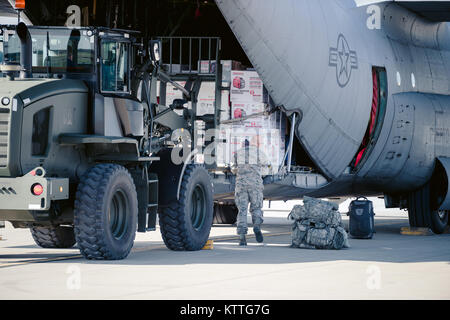 Le fret est chargé sur un WC-130 du 156e Airlift Wing, Muñiz Air National Guard Base, Puerto Rico, pour être livrés à Puerto Rico, Station de la Réserve aérienne de Niagara Falls, NY, le 19 octobre 2015. La cargaison se passe avec 125 membres de la 152e compagnie d'appui, la Garde Nationale de New York, pour travailler sur des choses telles que l'enlèvement des débris et restaurer les lignes de communication d'apporter de l'aide dans les secours d'ouragan. (Photo de la Garde nationale aérienne par le sergent. Ryan Campbell) Banque D'Images