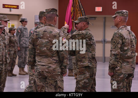 N.Y. Soldat de garde nationale d'armée, le sergent commande. Le Major Kevin Conklin mains du 501e Bataillon de munitions (NEM) drapeau pour le lieutenant-colonel Jason Souza, l'ancien commandant, au cours d'une cérémonie de passation de commandement à Glenville, N.Y., 21 oct., 2017. Souza, après avoir reçu le drapeau, remettez-la à être donnée au nouveau commandant de bataillon. (New York) Photo de la Garde nationale par la CPS. Andrew Valenza) Banque D'Images