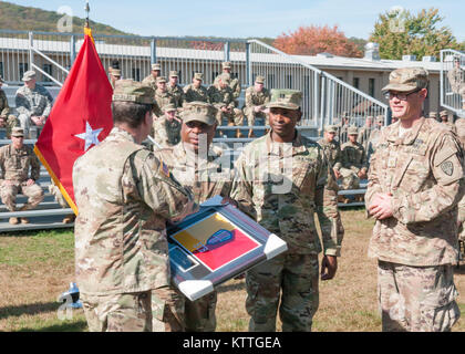 Le lieutenant-colonel Seth L. Morgulas, commandant sortant du 369e Bataillon des troupes spéciales, reçoit un cadeau de départ des soldats du 369e Bataillon des troupes spéciales (STB) Cérémonie de passation de commandement au camp Smith, NY, le 22 octobre 2017. La STB 369retournés cet été, à partir de la réussite d'un déploiement de 9 mois au Moyen-Orient. (Photo par le Sgt. Jeremy Bratt) Banque D'Images