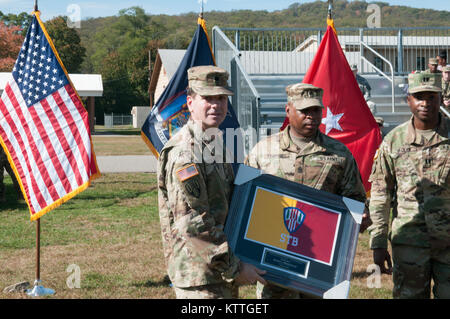 Le lieutenant-colonel Seth L. Morgulas, commandant sortant du 369e Bataillon des troupes spéciales, reçoit un cadeau de départ des soldats du 369e Bataillon des troupes spéciales (STB) Cérémonie de passation de commandement au camp Smith, NY, le 22 octobre 2017. La STB 369retournés cet été, à partir de la réussite d'un déploiement de 9 mois au Moyen-Orient. (Photo par le Sgt. Jeremy Bratt) Banque D'Images