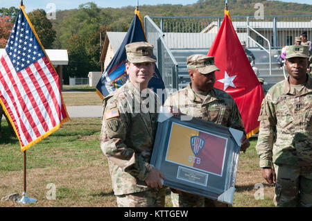 Le lieutenant-colonel Seth L. Morgulas, commandant sortant du 369e Bataillon des troupes spéciales, reçoit un cadeau de départ des soldats du 369e Bataillon des troupes spéciales (STB) Cérémonie de passation de commandement au camp Smith, NY, le 22 octobre 2017. La STB 369retournés cet été, à partir de la réussite d'un déploiement de 9 mois au Moyen-Orient. (Photo par le Sgt. Jeremy Bratt) Banque D'Images