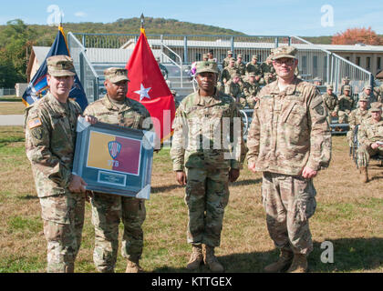 Le lieutenant-colonel Seth L. Morgulas, commandant sortant du 369e Bataillon des troupes spéciales, reçoit un cadeau de départ des soldats du 369e Bataillon des troupes spéciales (STB) Cérémonie de passation de commandement au camp Smith, NY, le 22 octobre 2017. La STB 369retournés cet été, à partir de la réussite d'un déploiement de 9 mois au Moyen-Orient. (Photo par le Sgt. Jeremy Bratt) Banque D'Images