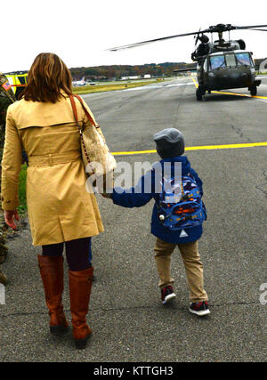 Un UH-60 Black Hawk, piloté par le major Michael Audette, prépare à la terre tandis que sa femme Jennifer et leurs deux fils attendent patiemment à l'aviation de l'Armée de terre et de soutien # 3, Latham, NY, le 1 novembre 2017. Audette a terminé son dernier vol avec la Garde Nationale de New York, une cérémonie importante pour la Force aérienne et l'Armée de pilotes, marquant leur dernier vol avec l'armée. (La Garde Nationale de New York par le capitaine Jean Marie Kratzer) Banque D'Images